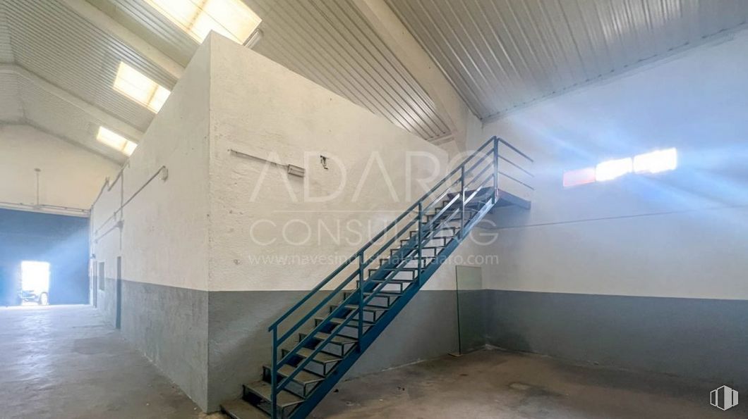 Nave en venta en Zona industrial, Alcorcón, Madrid, 28922 con alumbrado, escalera, edificio, accesorio, escaleras, suelo, material compuesto, suelos, techo y vidrio alrededor