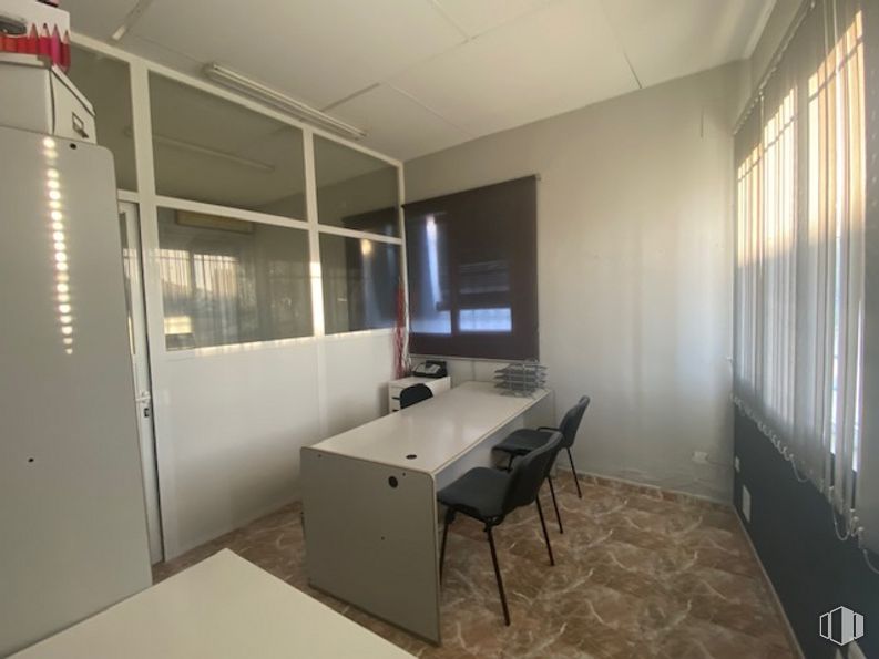 Retail for rent at Calle Escuelas, Sonseca, Toledo, 45100 with chair, table, furniture, hall, television, desk, wood, floor, flooring and building around