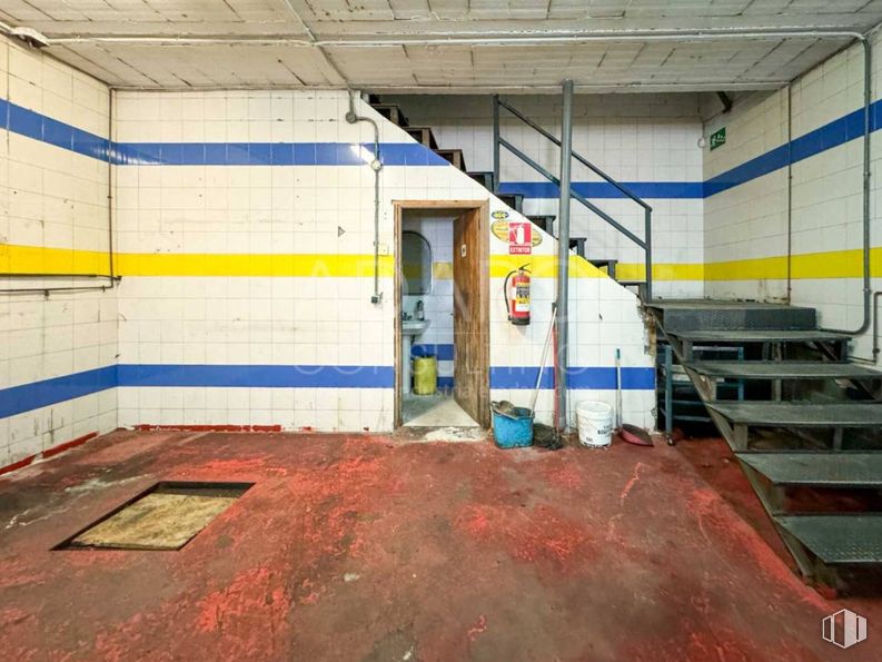 Industrial for sale at Avenida Colada de Pozuelo, Alcorcón, Madrid, 28925 with wall, yellow, floor, flooring, composite material, paint, metal, concrete, stairs and building material around