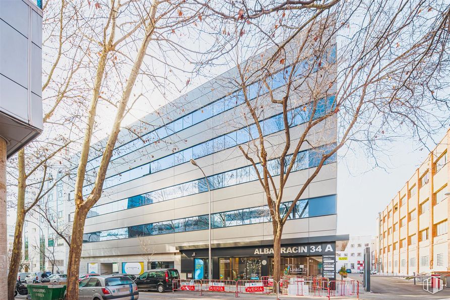 Office for rent at Calle Albarracín, San Blas - Canillejas, Madrid, 28037 with car, building, sky, wheel, vehicle, skyscraper, urban design, condominium, tower block and tree around