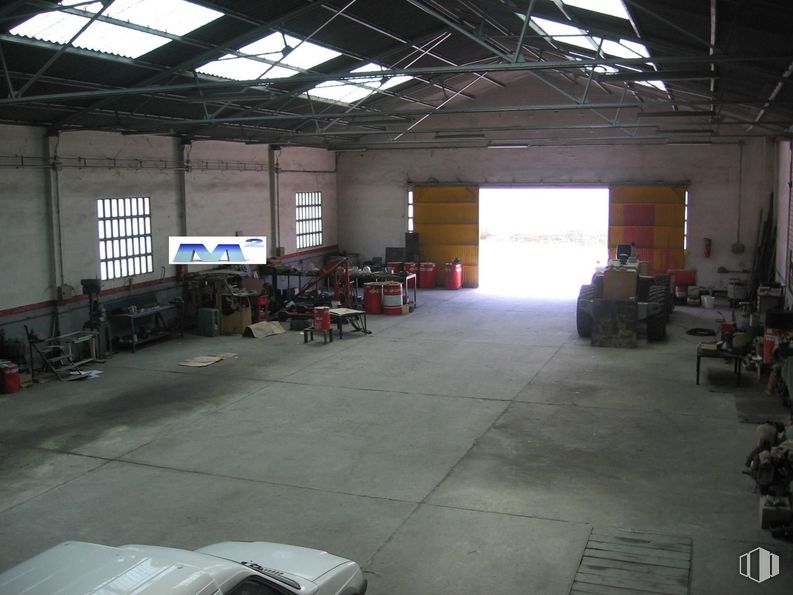 Industrial for sale at Zona Industrial, Cobeña, Madrid, 28863 with window, car, property, hall, motor vehicle, building, flooring, automotive design, floor and house around