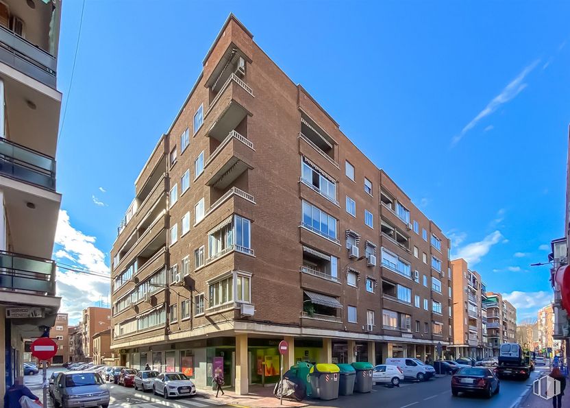 Oficina en alquiler en Calle Cánovas del Castillo, 5, Alcalá de Henares, Madrid, 28807 con edificio, coche, cielo, rueda, durante el día, ventana, neumático, azul, luz de la calle y infraestructura alrededor