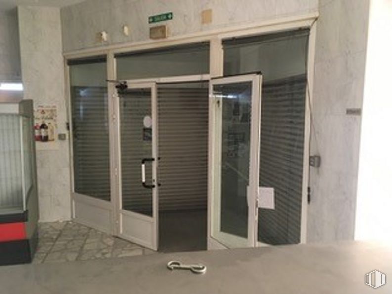 Local en alquiler y venta en Calle San Antonio, 123, Aranjuez, Madrid, 28300 con puerta, accesorio, madera, suelo, material compuesto, gas, aluminio, madera, hormigón y material de construcción alrededor