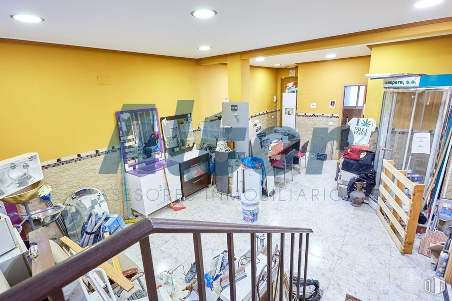 Local en venta en Calle Alberto Palacios, Villaverde, Madrid, 28021 con cama infantil, productos envasados, equipaje y bolsos, propiedad, diseño de interiores, piso, suelo, espacio público, ocio y estantería alrededor