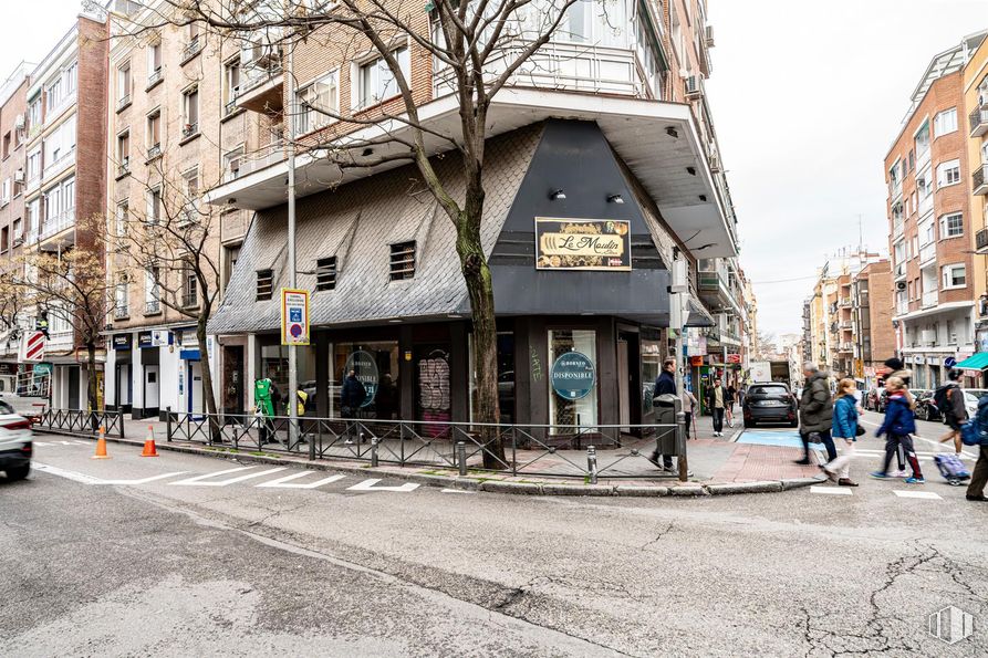 Retail for sale & for rent at Calle Jerónima Llorente, 1, Tetuán, Madrid, 28039 with building, person, road surface, urban area, town, neighbourhood, street, public space, pedestrian and asphalt around