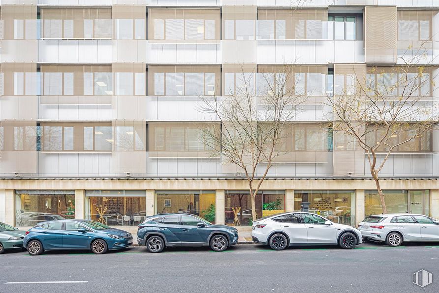 Oficina en alquiler en Edificio Puerta de Atocha, Calle Méndez Álvaro, 20, Arganzuela, Madrid, 28045 con coche, rueda, neumático, luz de estacionamiento, vehículo terrestre, vehículo, edificio, propiedad, ventana y diseño automovilístico alrededor