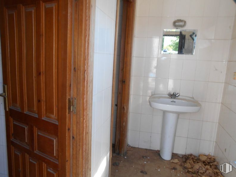 Suelo en venta en Casco urbano, Segovia, 40003 con fregadero, armario, marrón, propiedad, grifo, lavabo de baño, accesorio de fontanería, espejo, edificio y baño alrededor