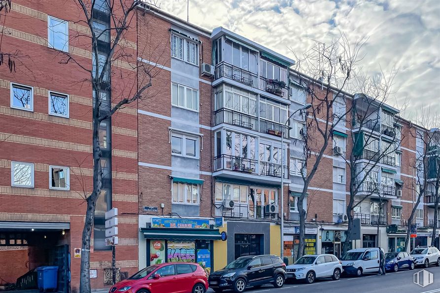 Retail for sale & for rent at Avenida Nuestra Señora Fátima, 95, Carabanchel, Madrid, 28047 with car, tire, wheel, land vehicle, building, vehicle, window, automotive parking light, cloud and sky around