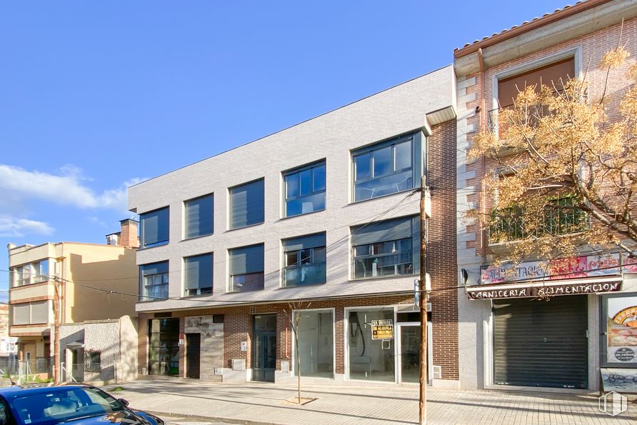 Retail for sale at Calle Carretas, 5, Villanueva de la Cañada, Madrid, 28691 with car, building, window, sky, property, cloud, urban design, neighbourhood, condominium and residential area around