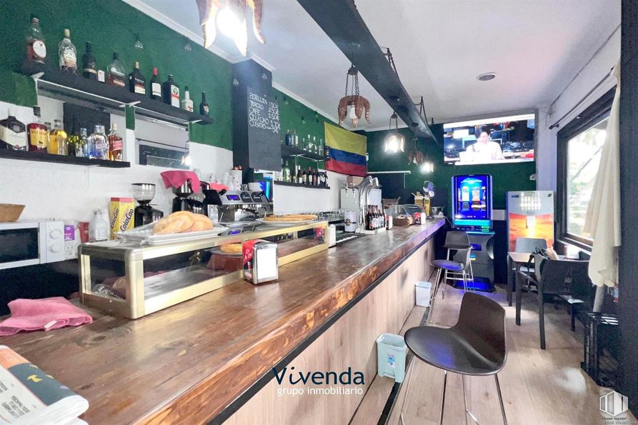 Retail for rent at Calle Río Sella, Móstoles, Madrid, 28934 with chair, television, food, lighting, restaurant and bar around