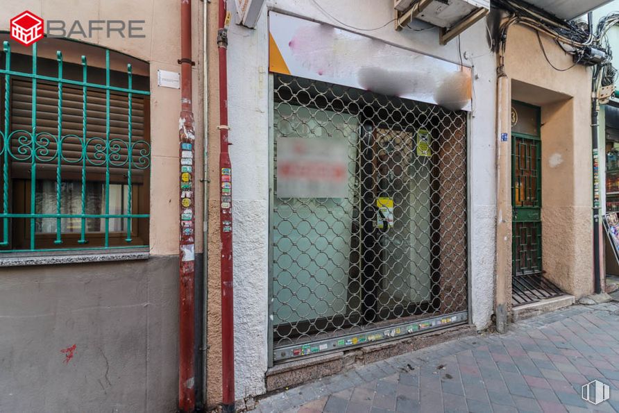 Retail for sale at Calle Antonio Salvador, Usera, Madrid, 28026 with window, fixture, building, gas, composite material, facade, brick, door, city and house around