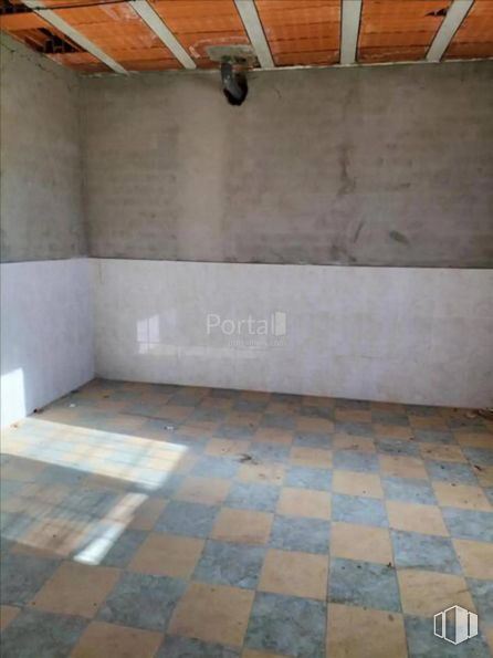 Retail for sale at Calle Rigoberta Menchú, Cuéllar, Segovia, 40200 with wood, flooring, floor, building, road surface, tile flooring, brickwork, composite material, shade and hardwood around