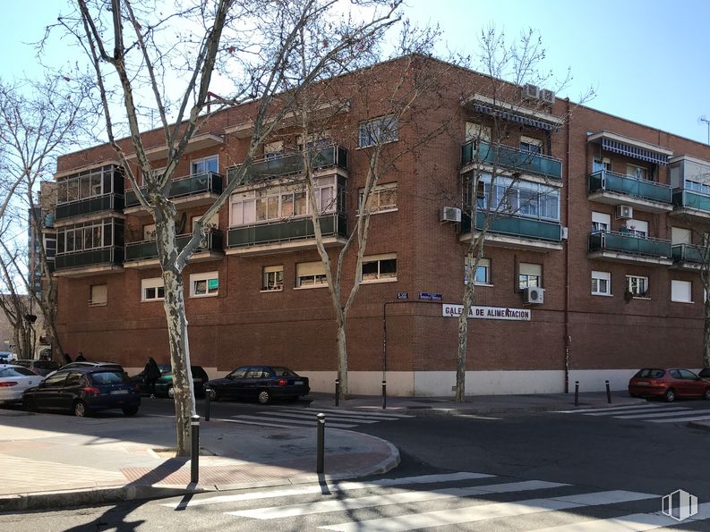 Retail for sale & for rent at Calle Marquesa de Torrecilla, 4, Ciudad Lineal, Madrid, 28027 with car, building, tire, window, sky, property, wheel, vehicle, tree and urban design around