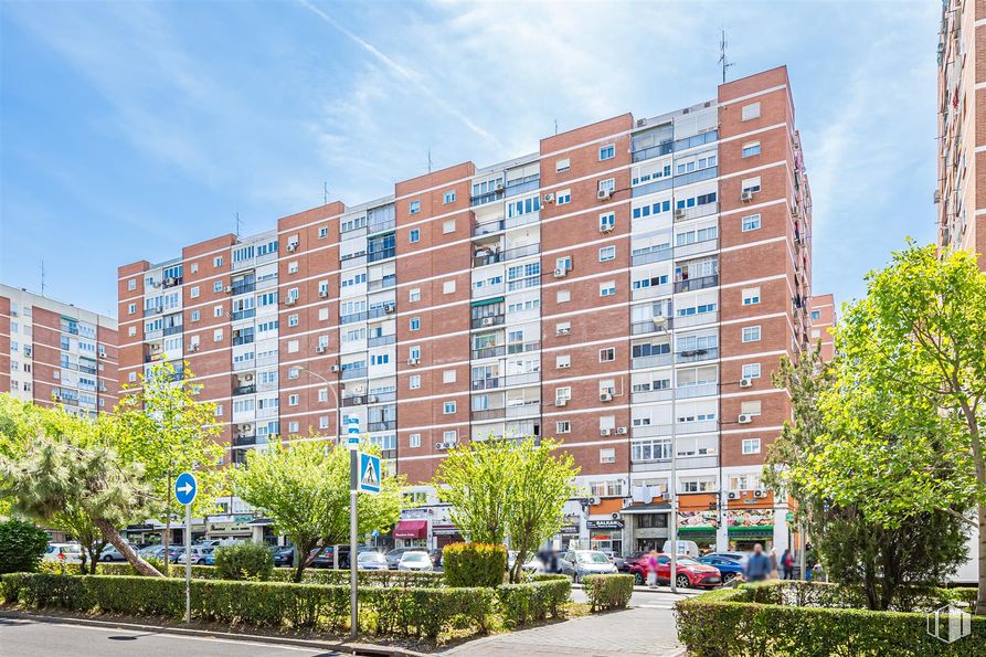 Local en venta en Avenida Monforte de Lemos, 141, Fuencarral - El Pardo, Madrid, 28029 con edificio, planta, cielo, nube, durante el día, propiedad, ventana, árbol, diseño urbano y arquitectura alrededor