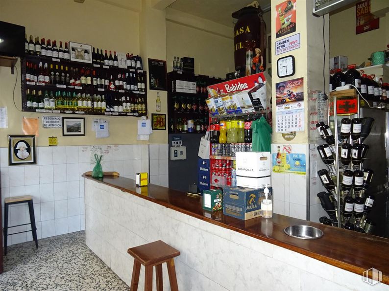 Local en alquiler en Calle Sarria, Fuencarral - El Pardo, Madrid, 28029 con taburete, encimera, mueble, estante, estantería, barware, interiorismo, edificio, venta al por menor y botella alrededor