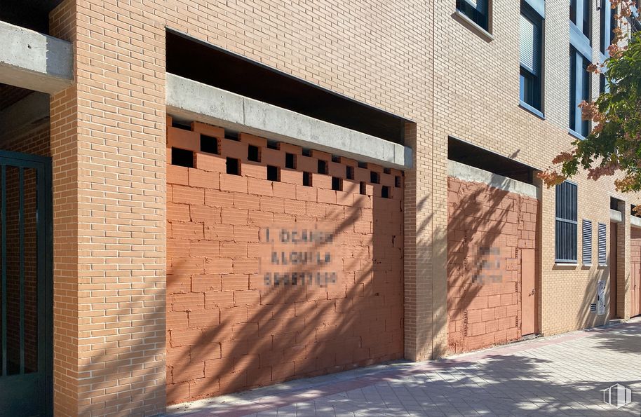 Retail for rent at Calle Institutos, 3, Fuenlabrada, Madrid, 28942 with window, building, shade, wood, road surface, brickwork, brick, residential area, urban design and facade around