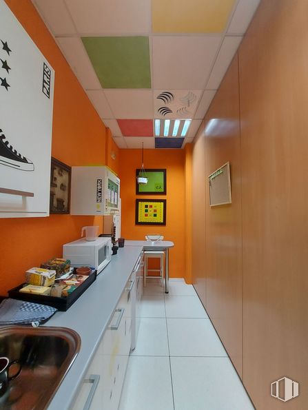 Oficina en alquiler en Avenida Portugal, 32, Griñón, Madrid, 28971 con ebanistería, fregadero, mesa, edificio, naranja, encimera, diseño de interiores, aparato de cocina, grifo y casa alrededor