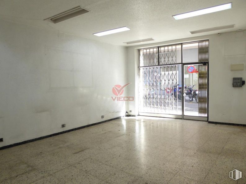 Retail for sale at Zona Colón/ Cuatro Caminos, Cuenca, 16002 with lighting, door, property, fixture, hall, architecture, interior design, floor, flooring and ceiling around