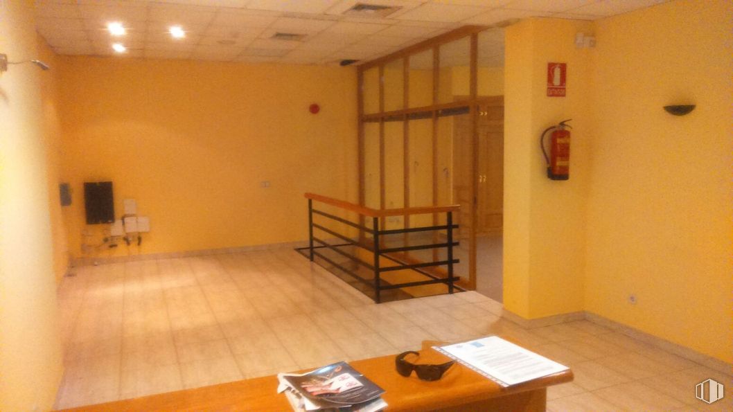 Local en venta en Edificio Oro, Calle Nogal, 3, Torrelodones, Madrid, 28250 con propiedad, madera, interiorismo, edificio, suelos, suelo, hall, pared, tinte para madera y madera dura alrededor