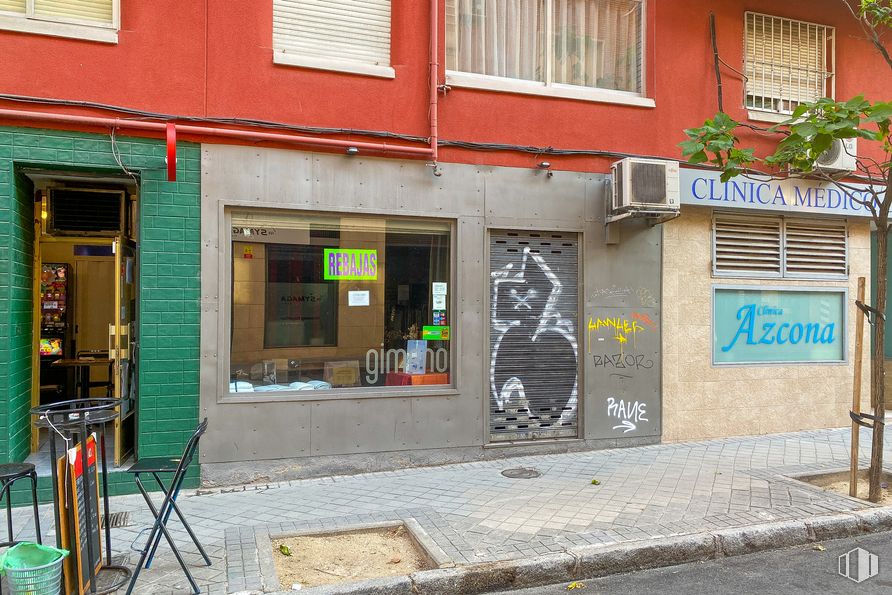 Local en alquiler en Calle Francisco Santos, 25, Salamanca, Madrid, 28028 con ventana, silla, propiedad, edificio, accesorio, puerta, arquitectura, barrio, pared y fachada alrededor