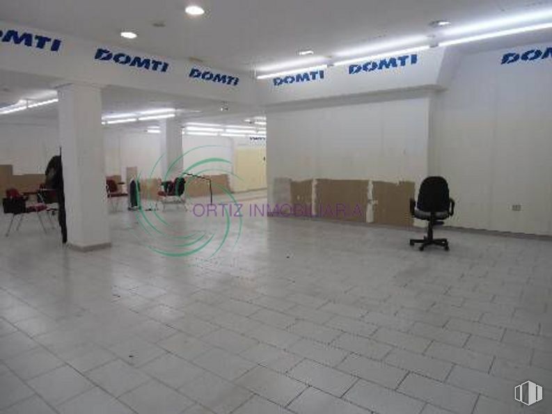 Retail for rent at Zona Centro, Cuenca, 16002 with furniture, interior design, building, fixture, flooring, floor, chair, event, tile flooring and ceiling around