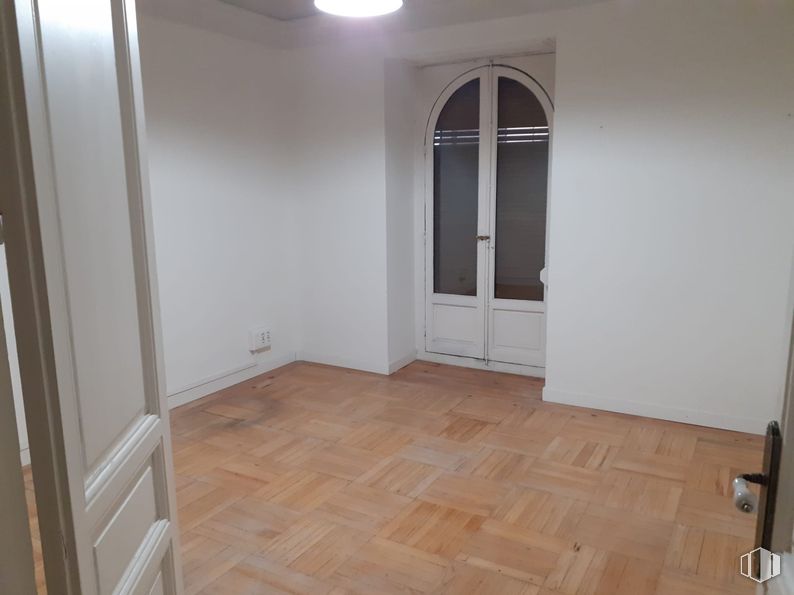 Oficina en alquiler en Zona Arguelles, Moncloa - Aravaca, Madrid, 28008 con puerta, propiedad, accesorio, madera, suelos, suelo, hall, edificio, tinte para madera y ventana alrededor