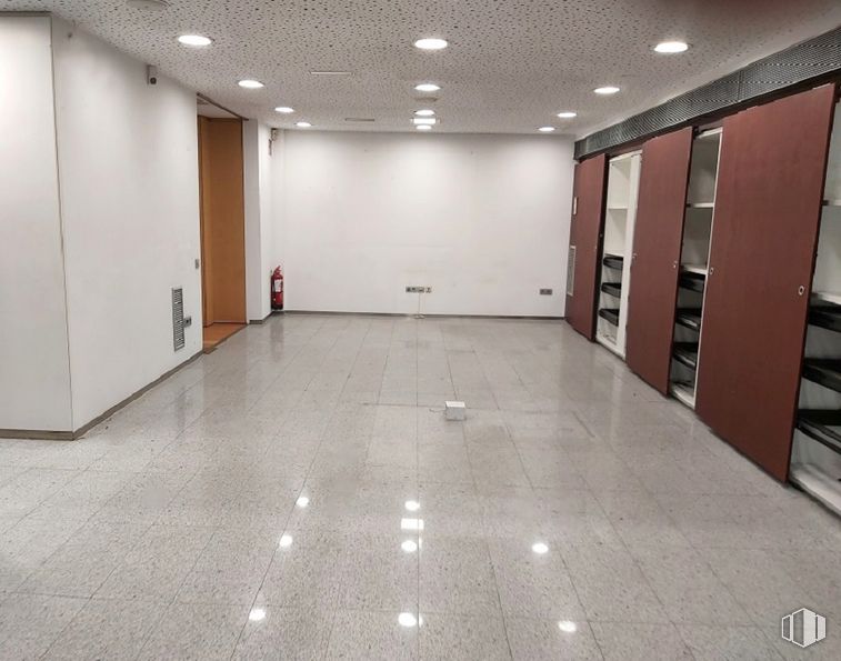 Oficina en alquiler en Avenida General Perón, Tetuán, Madrid, 28020 con armario, accesorio, piso, suelo, diseño de interiores, madera, entrada, mediante, propiedad material, edificio y techo alrededor