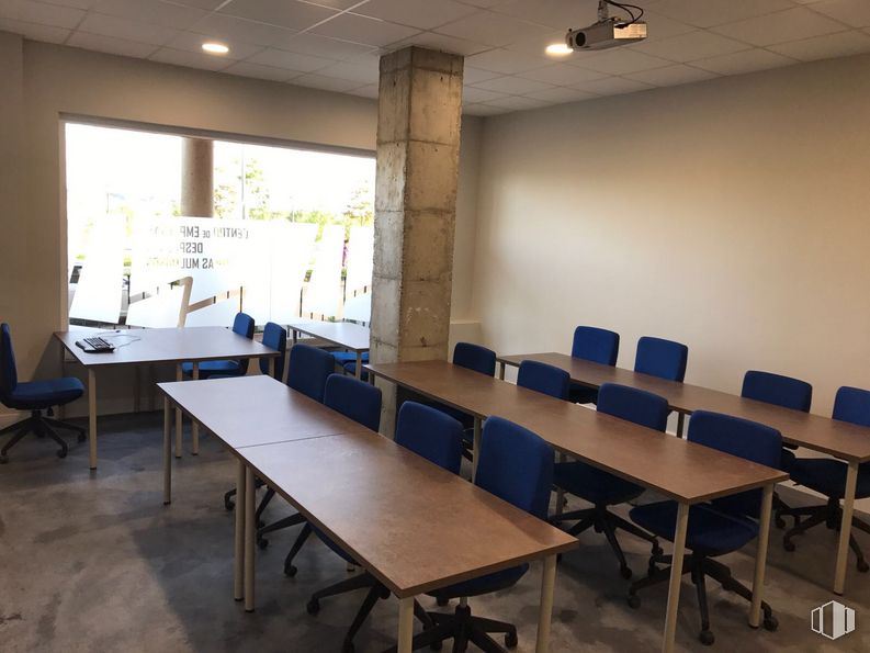 Office for rent at Avenida Real Fábrica de Sedas, 28, Talavera de la Reina, Toledo, 45600 with chair, table, furniture, building, flooring, wood, event, fixture, room and desk around