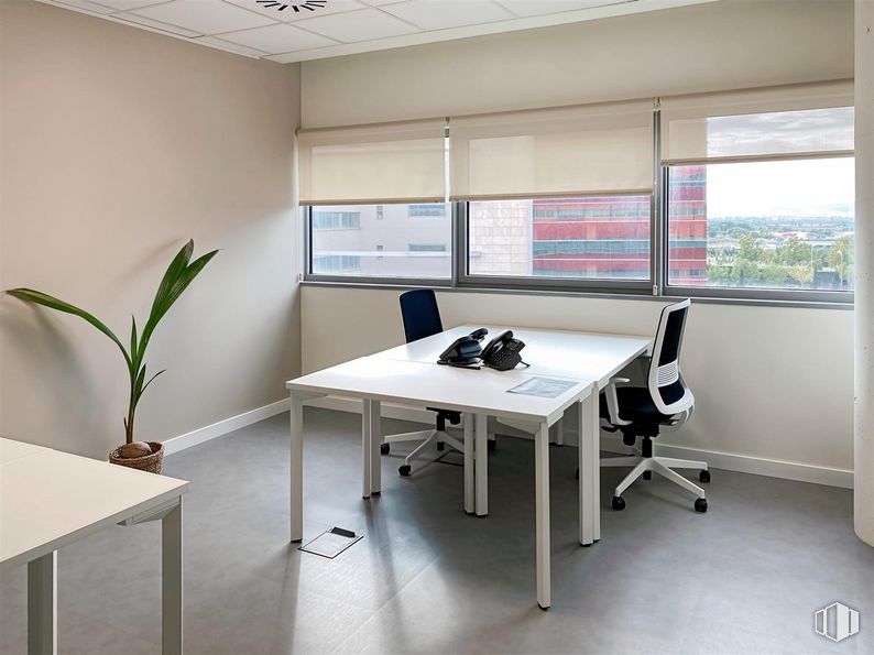 Oficina en alquiler en Edificio Square Garden, Regus Rivas Square Garden, Calle Marie Curie, 9, Rivas-Vaciamadrid, Madrid, 28529 con mesa, silla, planta de interior, propiedad, mueble, interiorismo, escritorio, planta, suelo y suelos alrededor