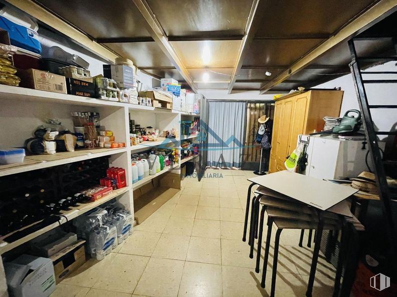 Local en alquiler en Carretera Calera y Chozas, Talavera de la Reina, Toledo, 45600 con mueble, mesa, persona, estante, interiorismo, edificio, estantería, madera, cliente y tienda alrededor