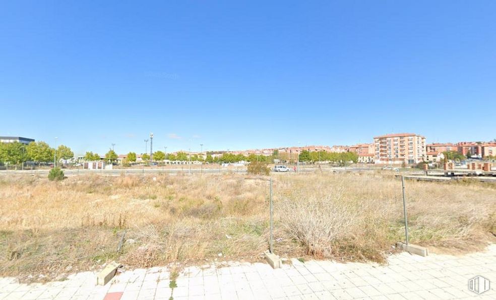 Land for sale at Avenida Derechos Humanos , Ávila, 05003 with building, sky, plant, tree, land lot, horizon, urban design, real estate, landscape and grass around