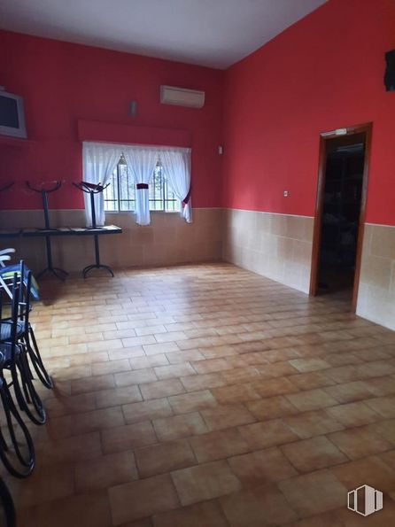 Retail for sale & for rent at Calle Santa Teresa, Gálvez, Toledo, 45164 with door, wood, building, floor, flooring, fixture, hall, hardwood, house and ceiling around