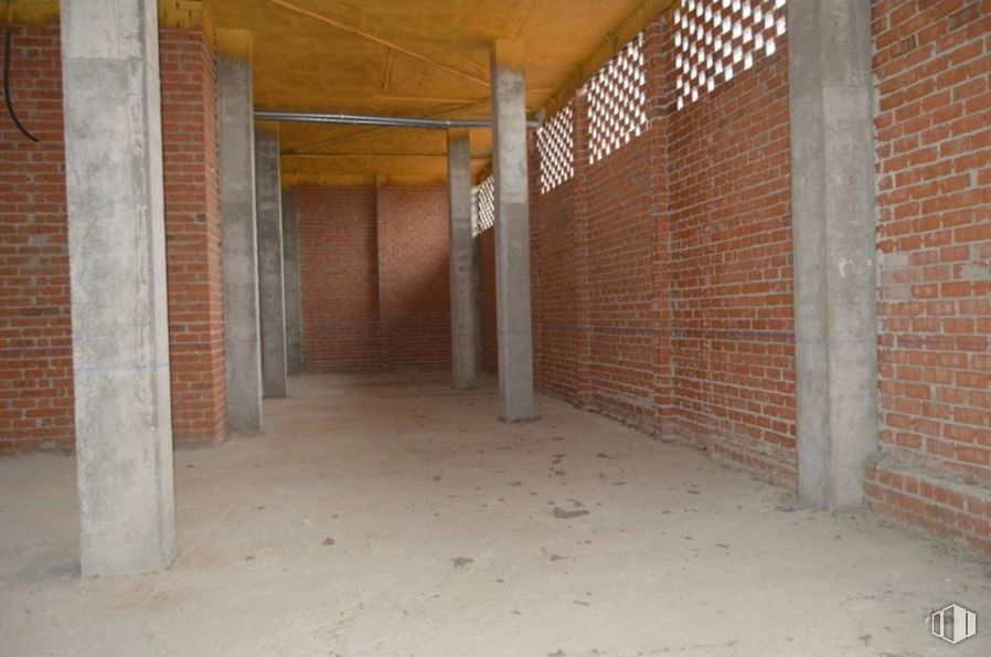 Retail for sale at Avenida Río Guadarrama, Toledo, 45007 with wood, brickwork, brick, floor, flooring, building material, composite material, hall, concrete and ceiling around