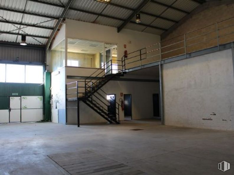 Industrial for sale & for rent at Calle Príncipe de Asturias, Villarejo de Salvanés, Madrid, 28590 with window, building, house, wood, door, hall, flooring, beam, ceiling and concrete around