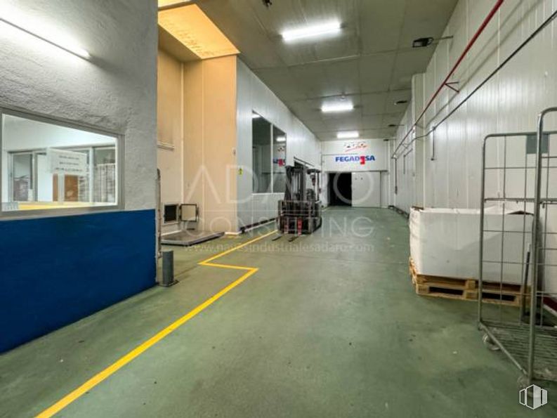 Nave en alquiler y venta en Polígono industrial Urtinsa, Leganés, Madrid, 28917 con ventana, accesorio, suelo, suelos, gas, techo, máquina, ciudad, edificio y hall alrededor