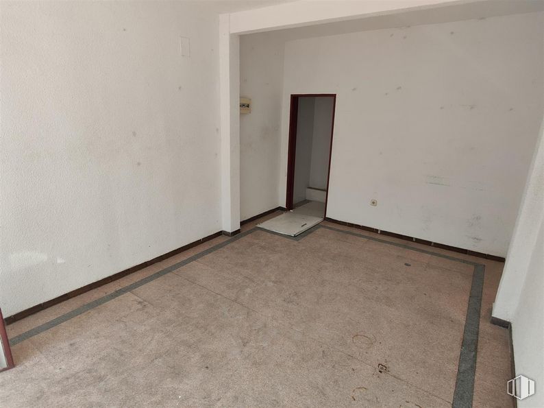 Local en venta en Calle Saturno, Barajas, Madrid, 28042 con puerta, madera, accesorio, pintura, suelo, suelos, madera dura, puerta de casa, techo y tinte para madera alrededor