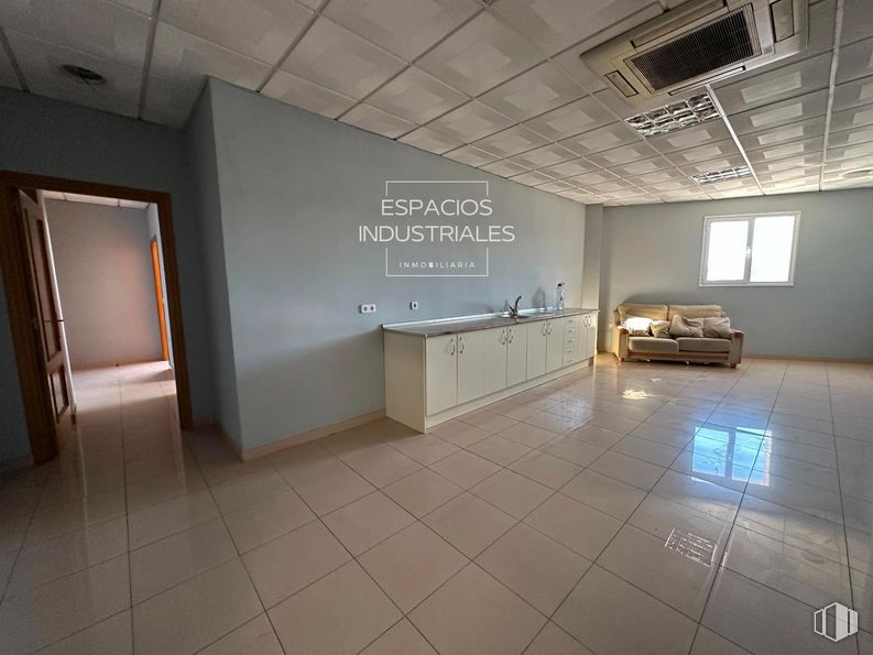 Nave en venta en Polígono Industrial Los Olivos, Getafe, Madrid, 28906 con ventana, sofá, ebanistería, hall, interiorismo, diseño automovilístico, suelo, suelos, vehículo y madera alrededor