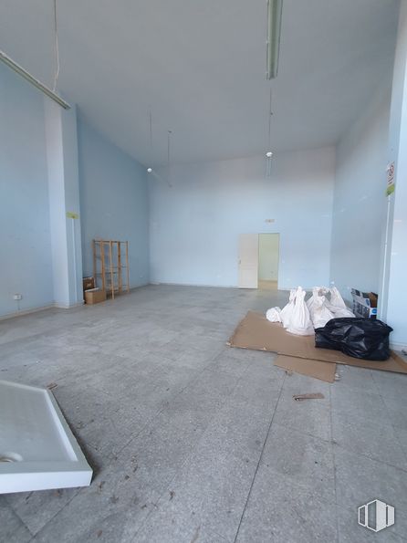 Retail for rent at Avenida Portugal, Talavera de la Reina, Toledo, 45600 with luggage & bags, lighting, fixture, wood, architecture, interior design, grey, floor, flooring and hardwood around