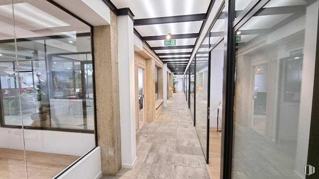 Oficina en alquiler en Avenida General Perón, Tetuán, Madrid, 28020 con suelos, suelo, interiorismo, techo, material compuesto, vidrio, edificio comercial, suelo de baldosas, azulejo y iluminación natural alrededor