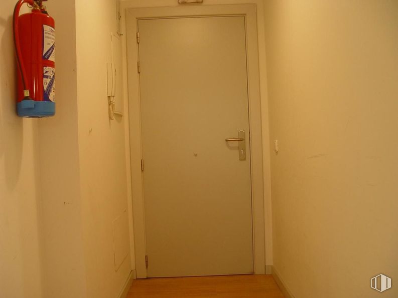 Oficina en alquiler en Calle Isla Graciosa, San Sebastián de los Reyes, Madrid, 28700 con puerta, pared, madera, suelos, manija de la puerta, suelo, puerta de casa, cerradura y llave, cerrojo muerto y habitación alrededor