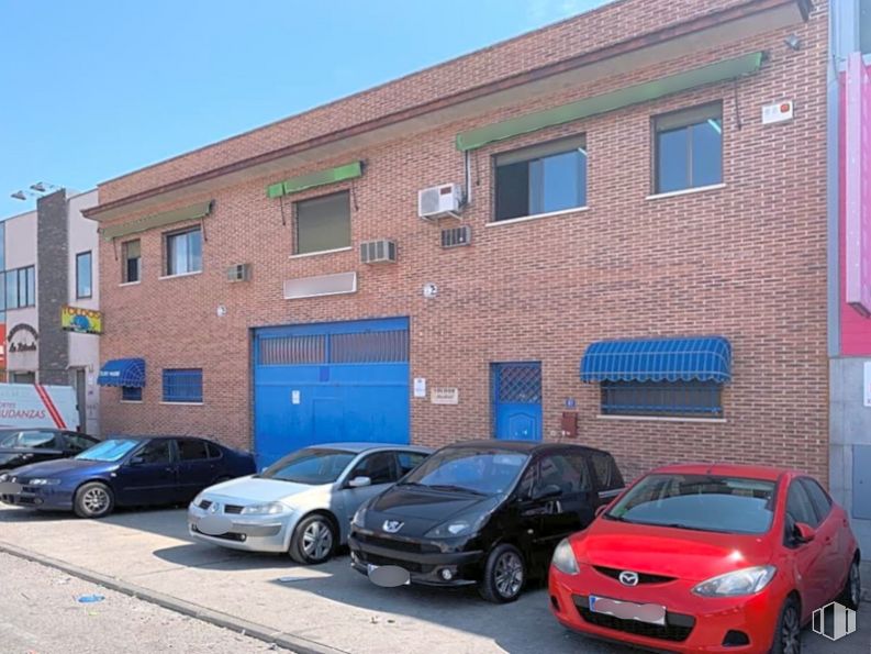 Nave en alquiler y venta en Polígono Prado Overa, Leganés, Madrid, 28914 con coche, ventana, rueda, neumático, vehículo terrestre, luz de estacionamiento, vehículo, propiedad, edificio y cielo alrededor