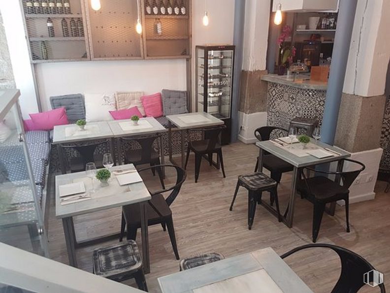 Retail for rent at Calle del Marqués de Cubas, 16, , Centro, Madrid, 28014 with table, chair, furniture, interior design, lighting, flooring, floor, living room, wood and coffee table around