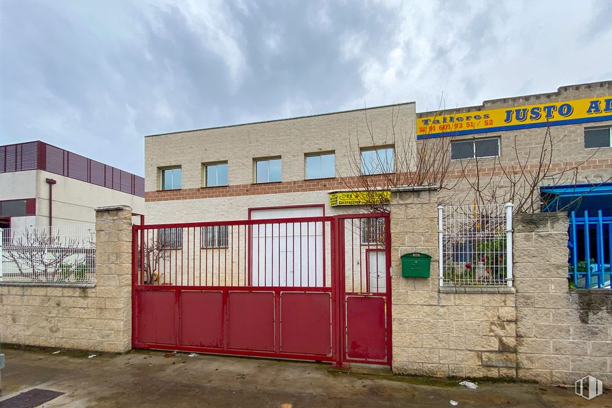 Nave en alquiler en Calle Adaptación, Getafe, Madrid, 28906 con ventana, cielo, nube, accesorio, asfalto, ladrillo, puerta, fachada, edificio y gas alrededor