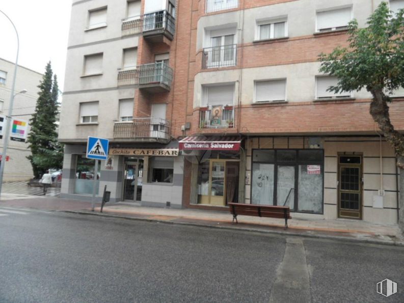 Retail for sale & for rent at Avenida Reyes Católicos, Cuenca, 16003 with building, bench, window, property, tree, architecture, urban design, neighbourhood, residential area and real estate around