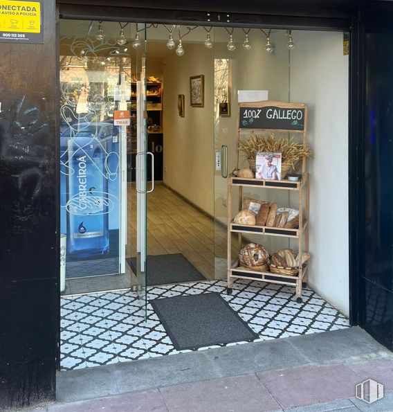 Retail for rent at Zona Barrio del Pilar, Fuencarral - El Pardo, Madrid, 28029 with shelf, floor, wall, flooring, shelving, retail, display case, building, facade and design around