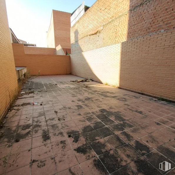 Retail for sale at Avenida San Crispín, Fuensalida, Toledo, 45510 with building, road surface, shade, wood, asphalt, flooring, brickwork, floor, sky and brick around