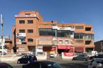 Retail for sale & for rent at Avenida Cañada, 40, San Fernando de Henares, Madrid, 28820 with car, building, wheel, automotive parking light, sky, tire, land vehicle, property, window and vehicle around