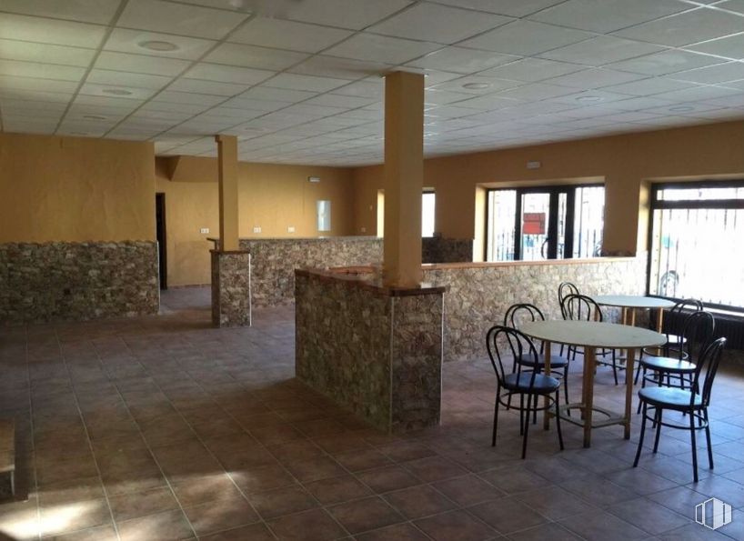 Retail for rent at Plaza España, 3, Santo Domingo de las Posadas, Ávila, 05292 with chair, table, property, furniture, window, building, wood, wall, flooring and real estate around