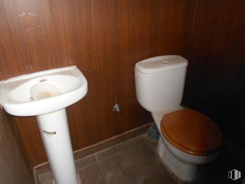 Retail for sale at Calle Virgen de Covadonga, Ávila, 05005 with toilet, sink, plumbing fixture, toilet seat, bathroom, purple, wood, fixture, interior design and tap around