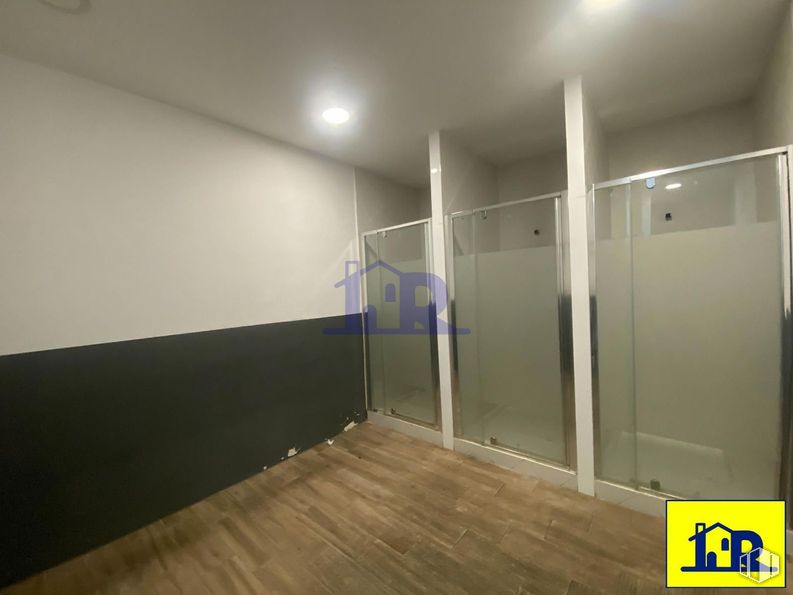 Retail for rent at Centro urbano, Cuenca, 16002 with building, wood, door, flooring, floor, hall, fixture, glass, hardwood and house around